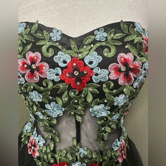 Blonde Nites embroidered mesh strapless sweetheart dress with corset - Picture 5 of 7